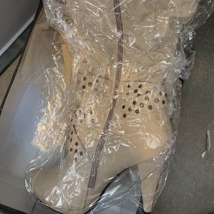 Woman’s boots size 8 1/2 brand new never worn